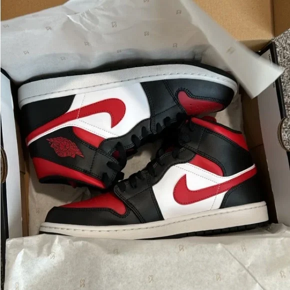 Nike air Jordan 1 Mid size 10 Black/Fire red-white